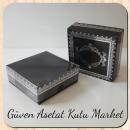 8x8x3 Altı Siyah Üzerine Gümüş Kilim Desenli Karton, Üstü Asetat Kutu